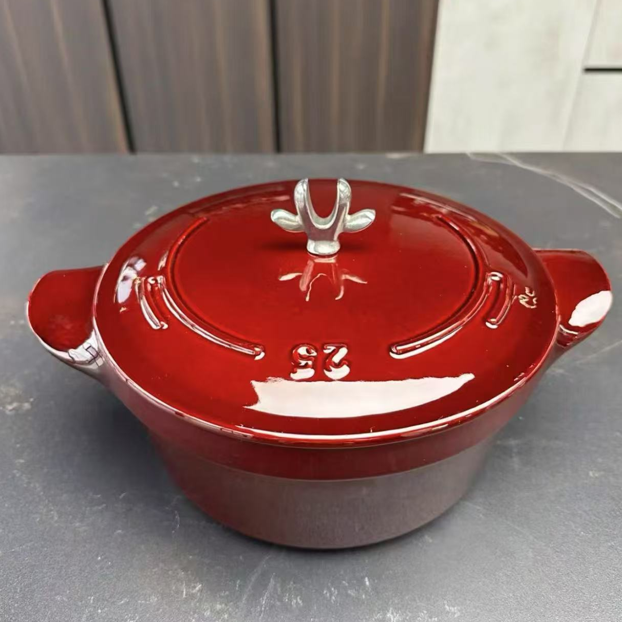 【多米家】3.8L 酒红色小鹿 黑底釉铸铁珐琅锅 北欧风 礼盒装 25CM