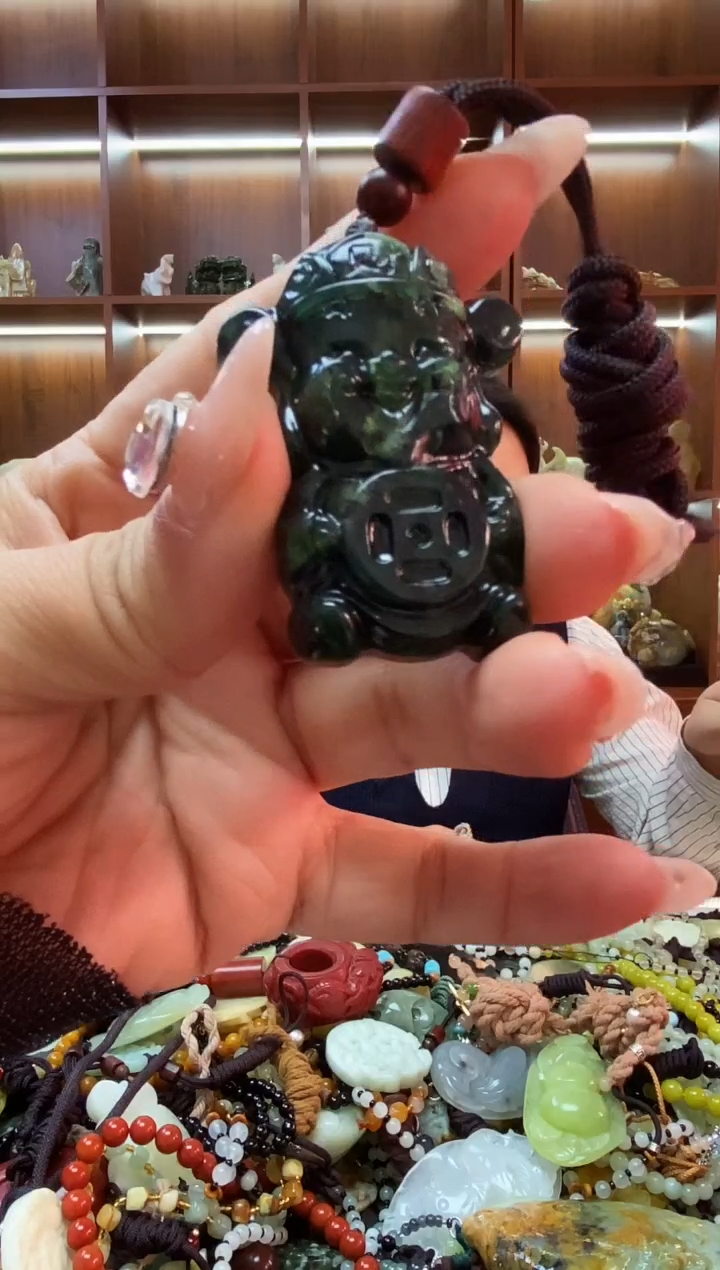 未镶嵌蛇纹石玉吊坠     