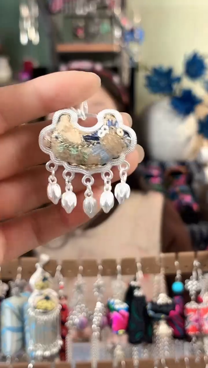 彩云南阁非遗老绣饰品440*