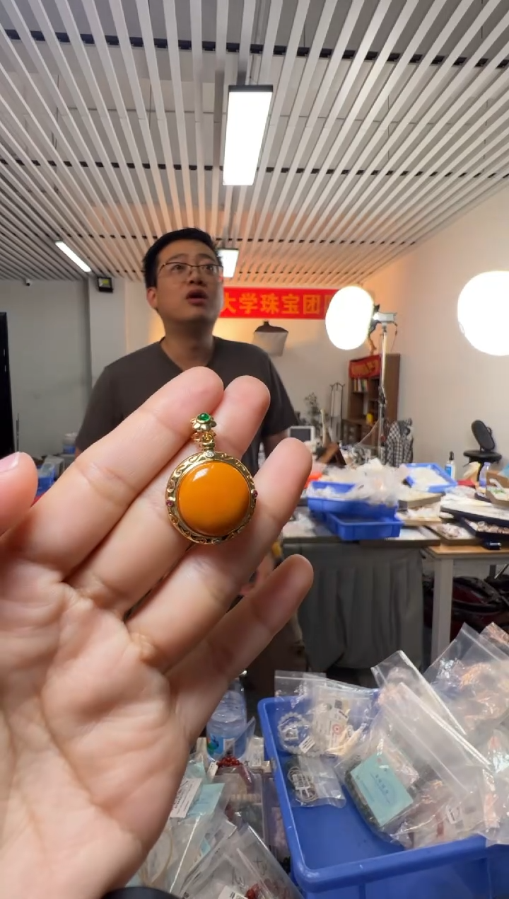 蜜蜡颈饰银S925镀金镶嵌俄料老蜜蜡圆形蛋面镶嵌吊坠约16mm