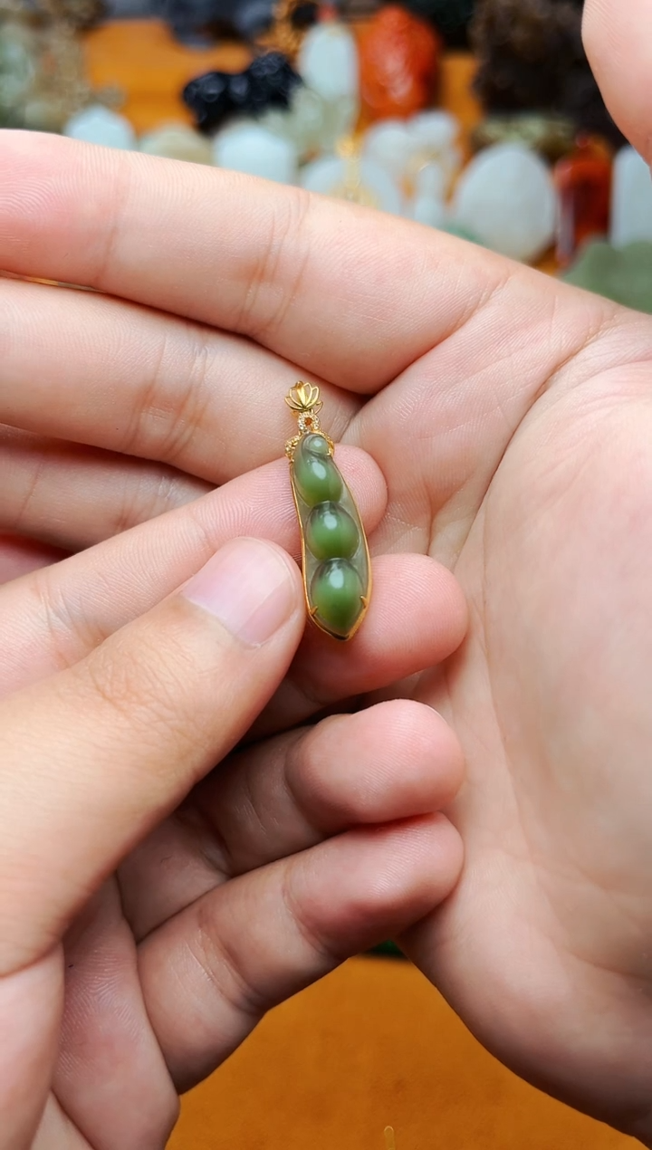 【闪购商品】和田玉颈饰18K金镶嵌福豆