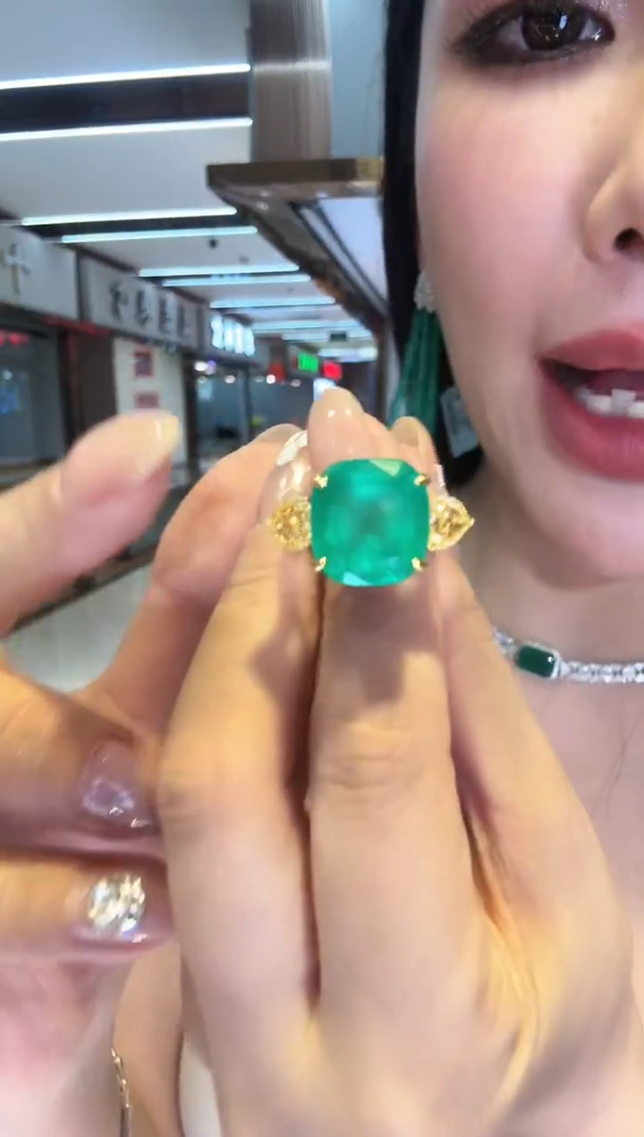 18K金镶嵌戒指祖母绿三生石