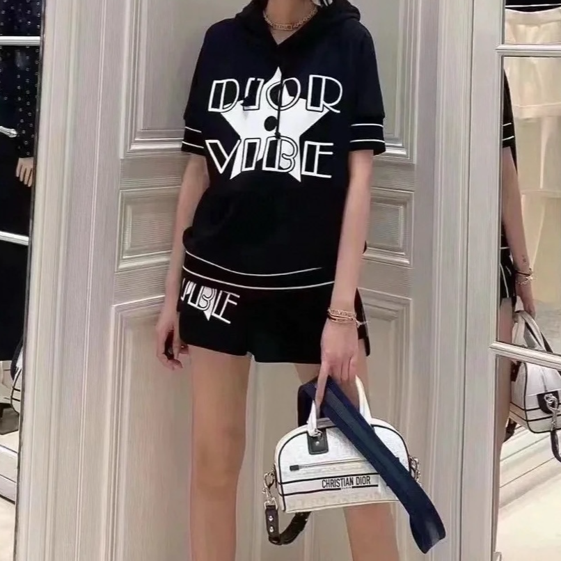 全新未使用 DIOR/迪奥 女士胸口星星黑色短袖连帽休闲卫衣 124961