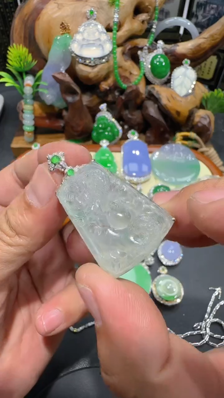 【闪购商品】翡翠吊坠(不含链)18K金镶嵌吊坠