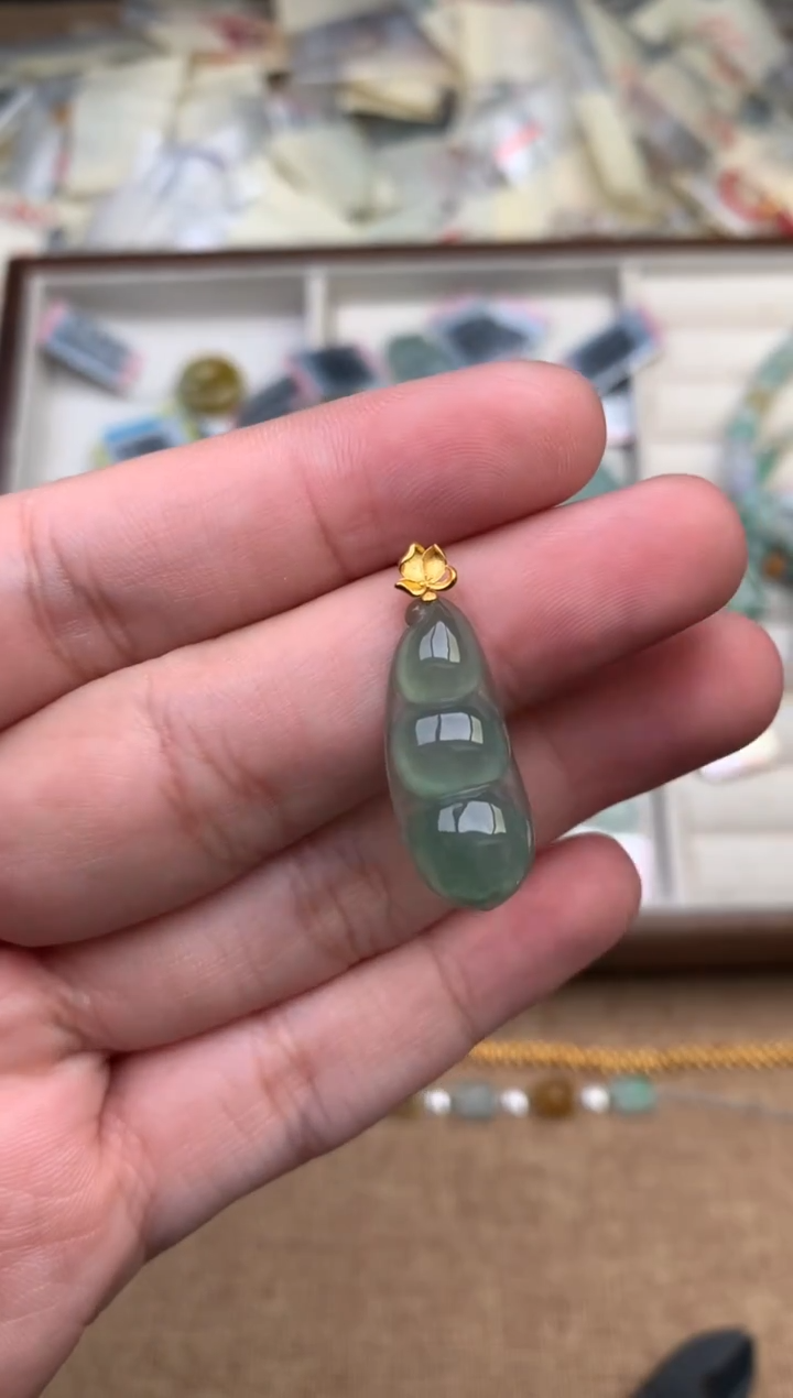 18K金镶嵌挂件翡翠一