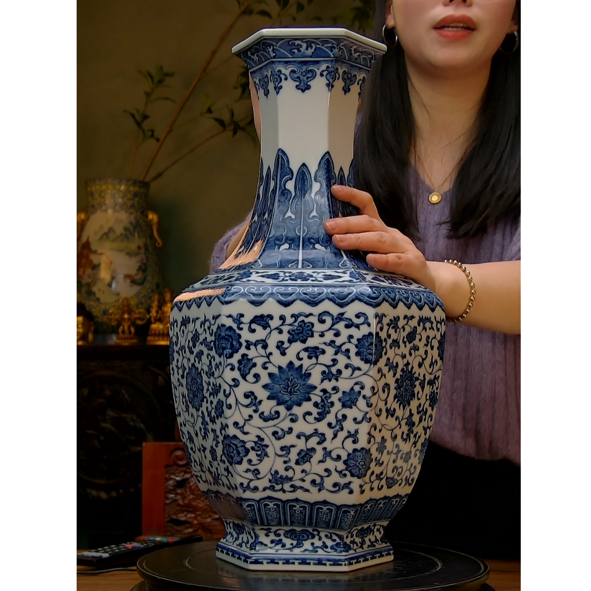 清 青花缠枝莲纹六方瓶