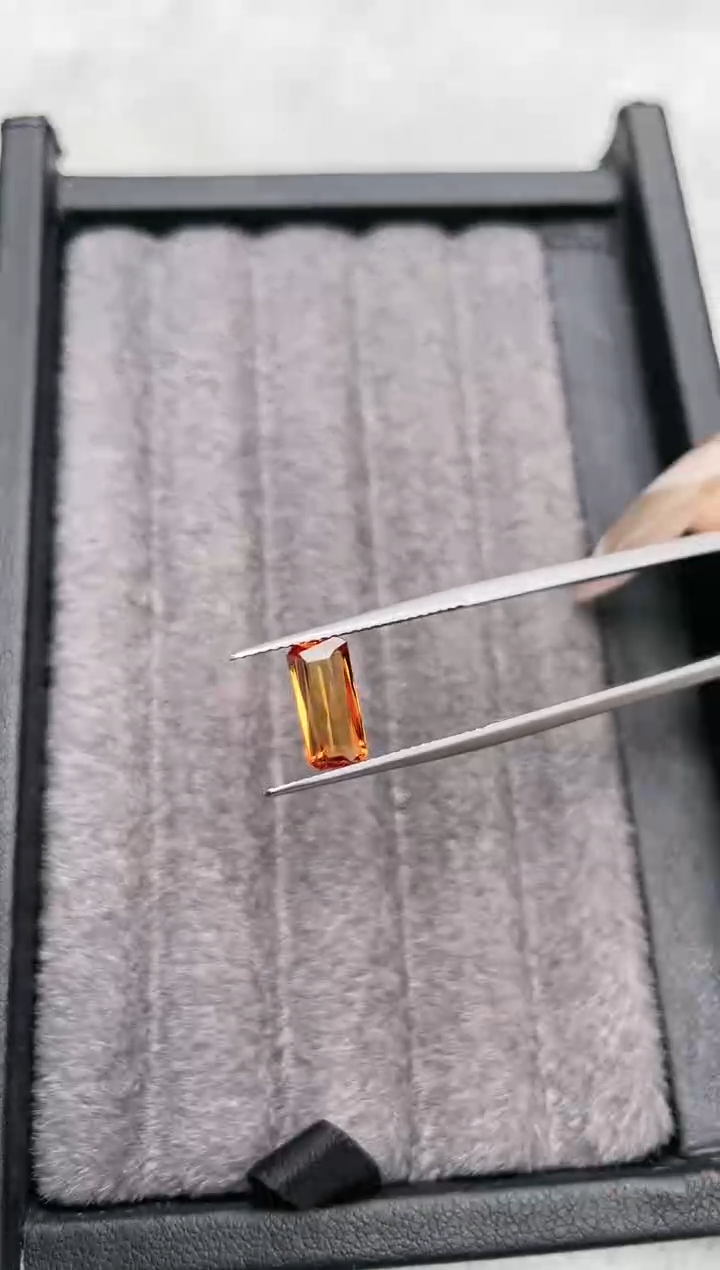 【闪购商品】石榴石（芬达石）裸石未镶嵌1.71ct汽水色肉眼净体