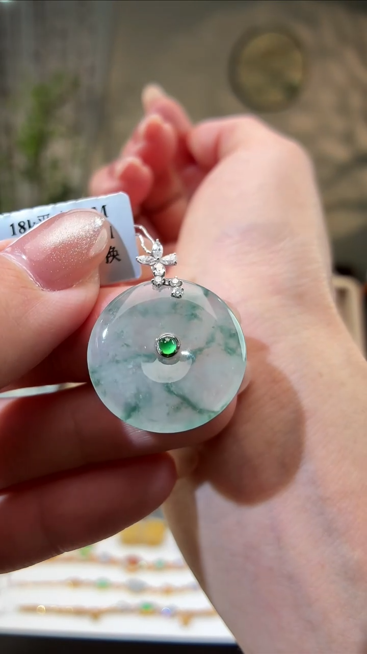 颈饰18K金镶嵌翡翠平安扣