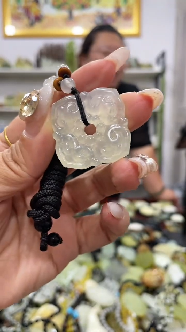 岫玉未镶嵌吊坠           