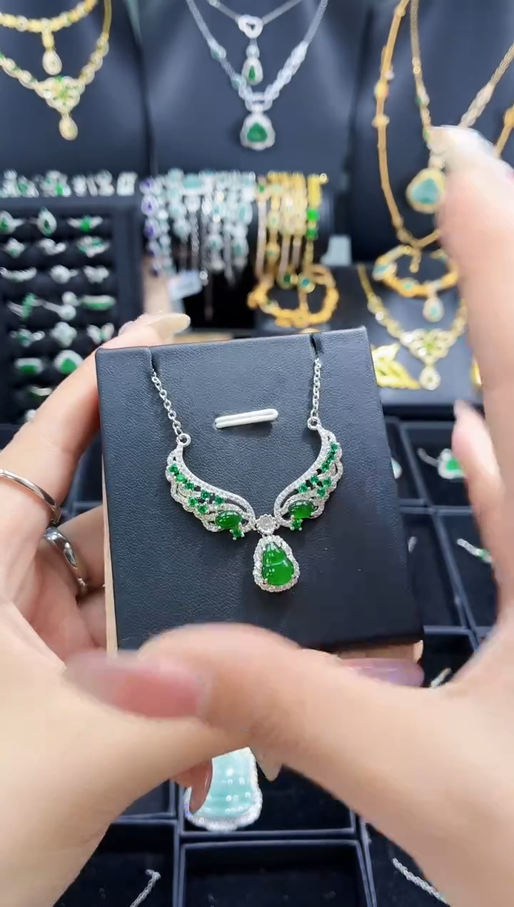 翡翠未镶嵌颈饰吊坠