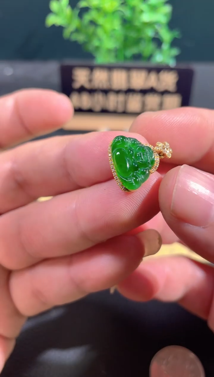 翡翠18K金镶嵌颈饰翡翠