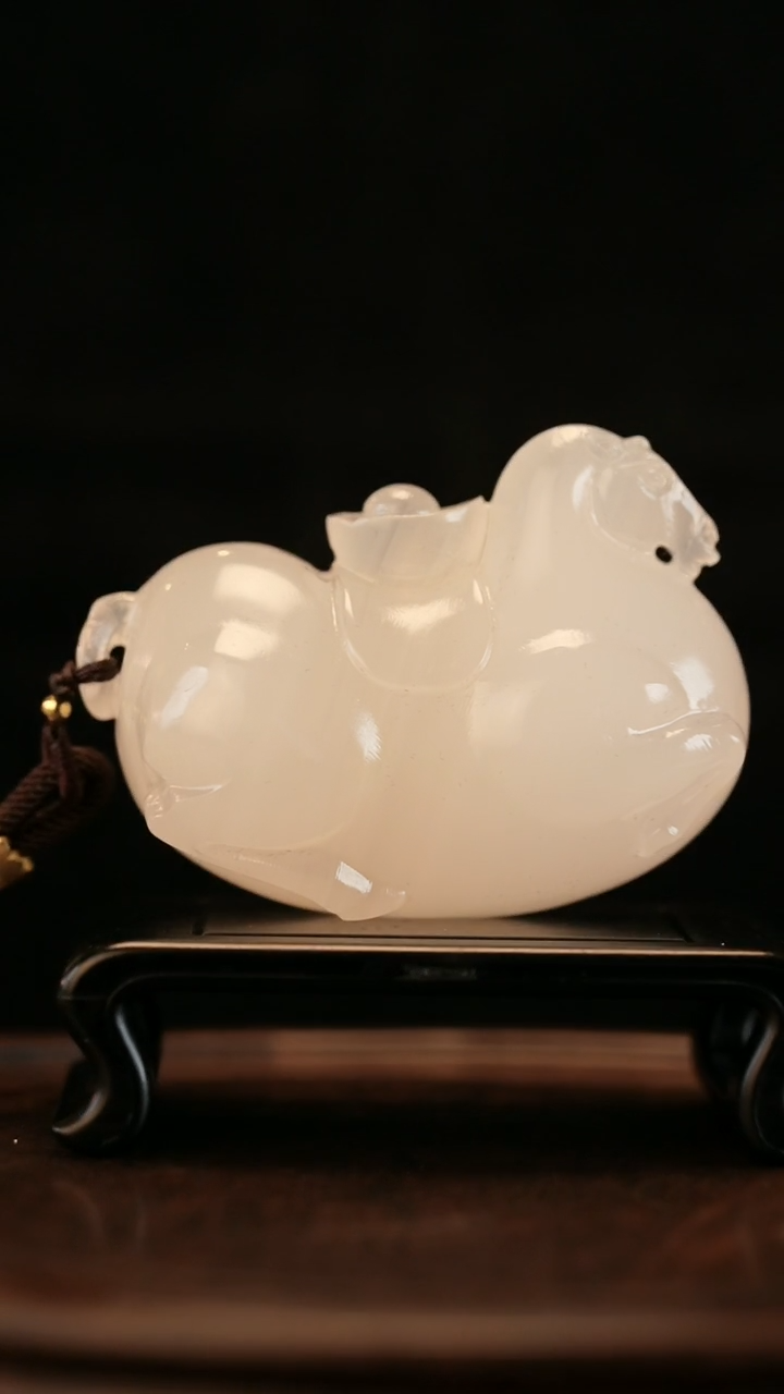 云南石荔枝白雕刻：马上有钱