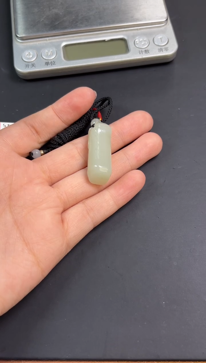 【闪购商品】和田玉吊坠(赠链)未镶嵌且末微色差近矿吊坠