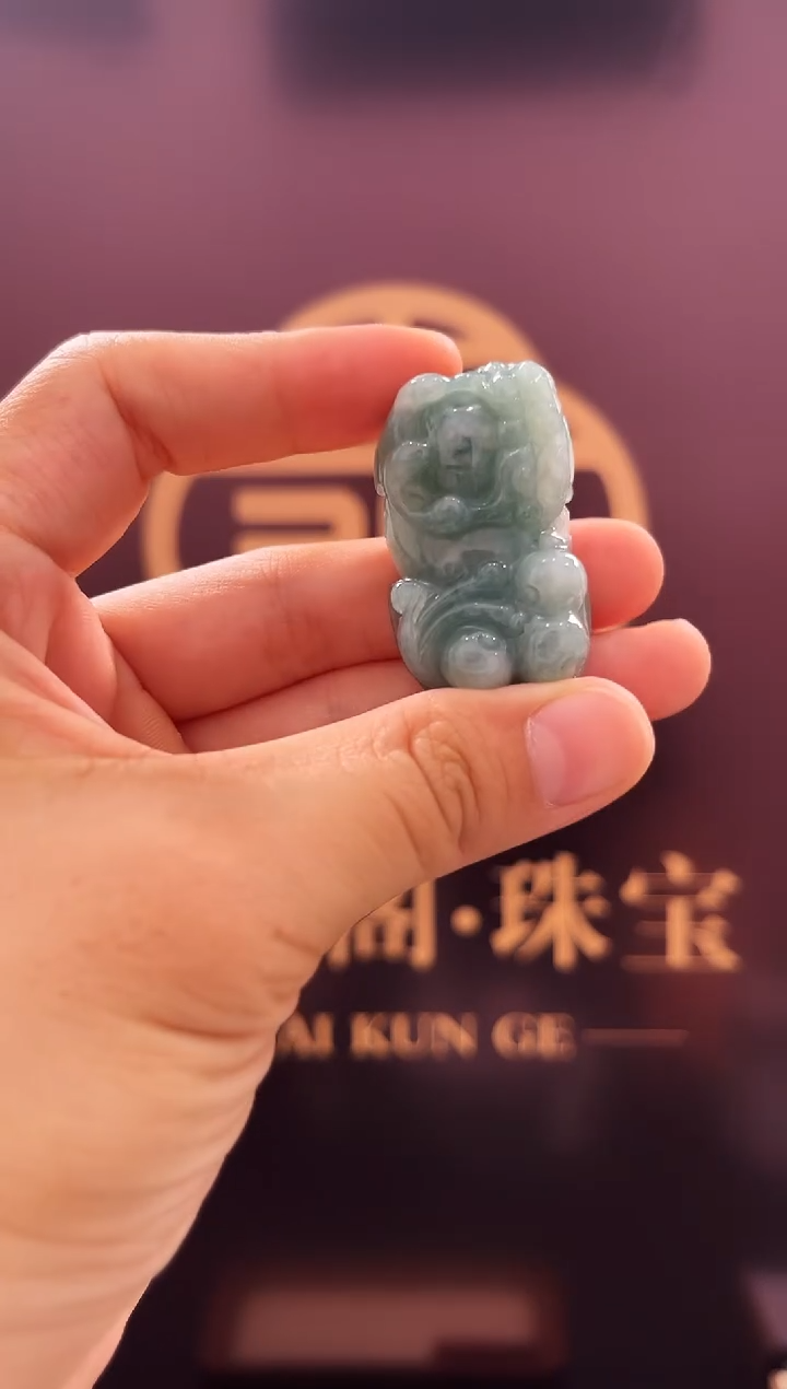 翡翠未镶嵌颈饰貔貅