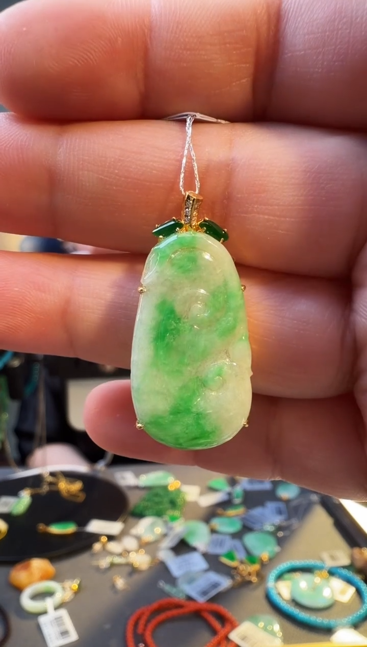 颈饰18K金镶嵌翡翠吊坠