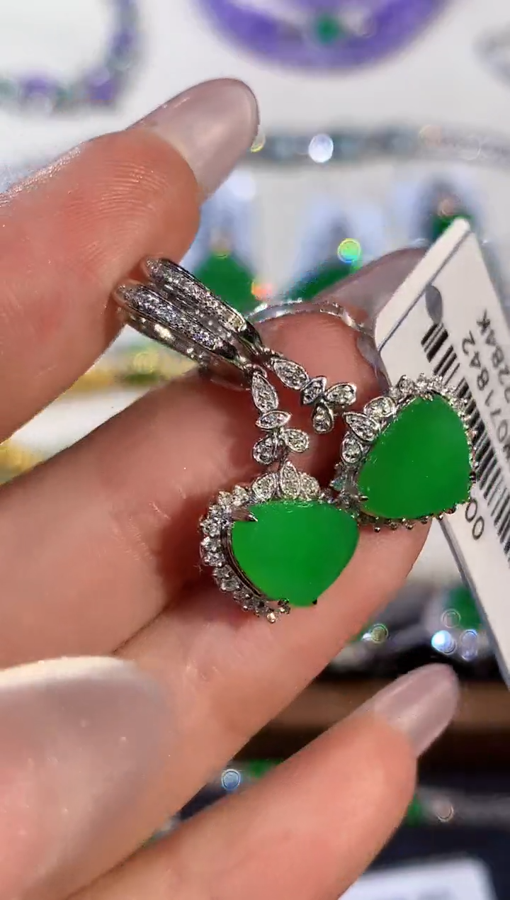 18K金镶嵌翡翠耳饰多样性发其一