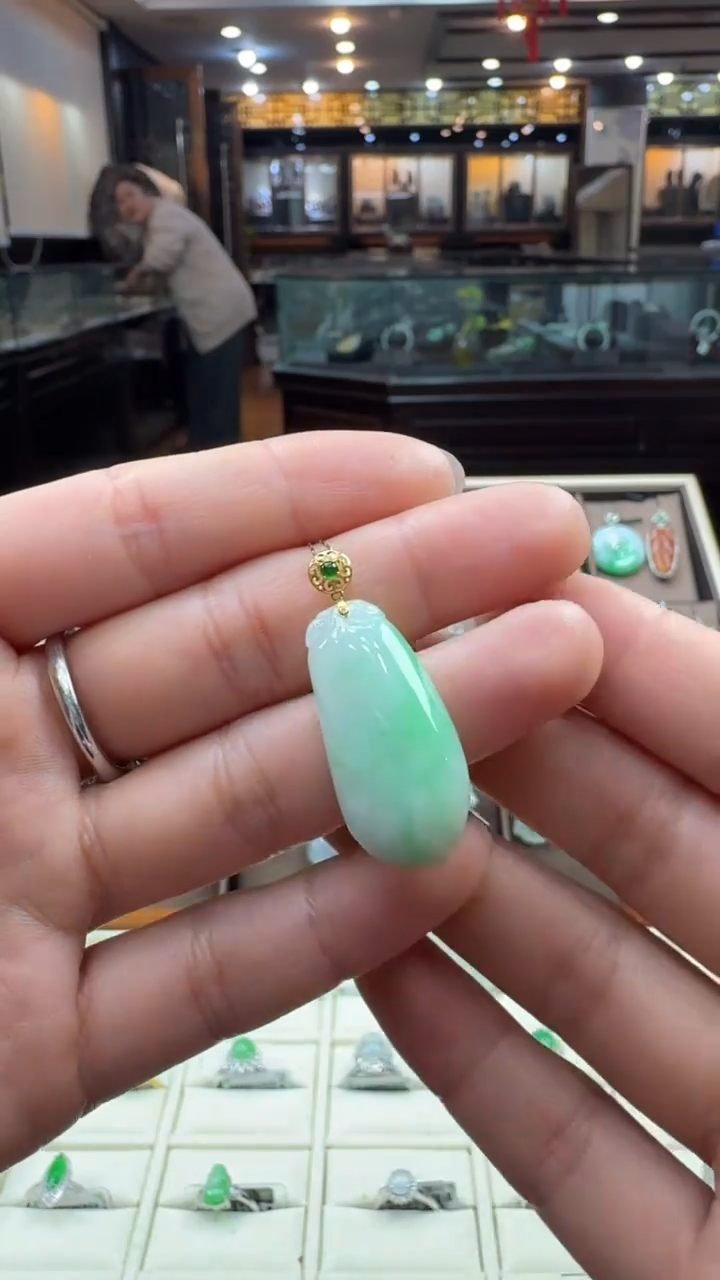 【闪购商品】翡翠颈饰18K金镶嵌福瓜