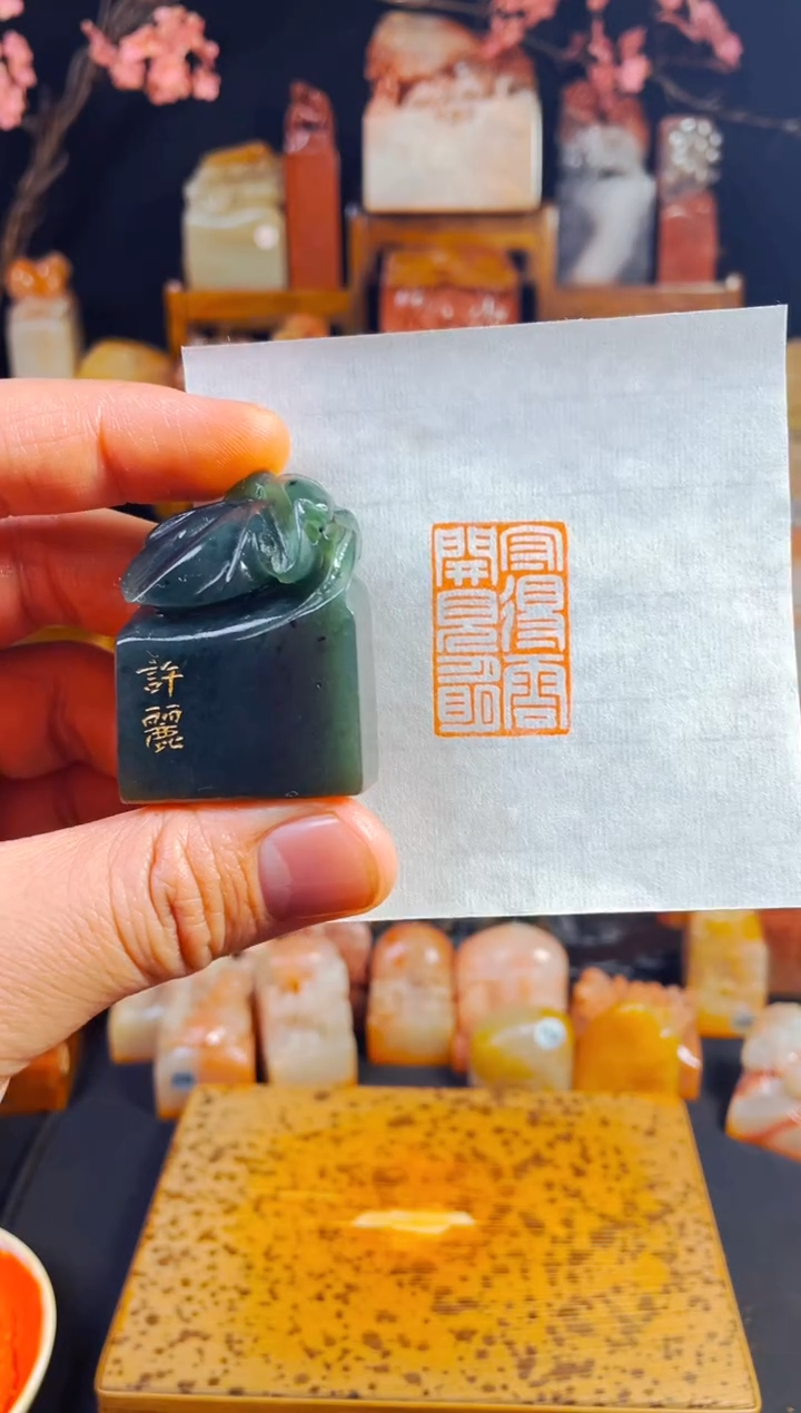 【闪购商品】雅安绿印石手工篆刻《守得云开见月明》