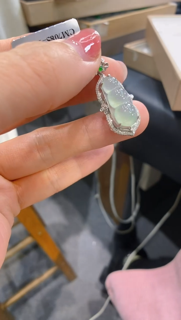 【闪购商品】翡翠吊坠(不含链)18K金镶嵌豆子