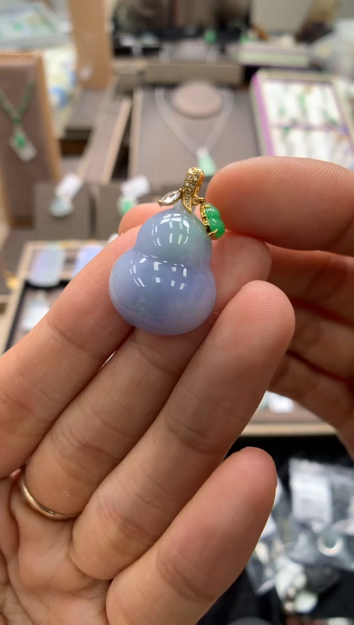 颈饰18K金镶嵌翡翠葫芦