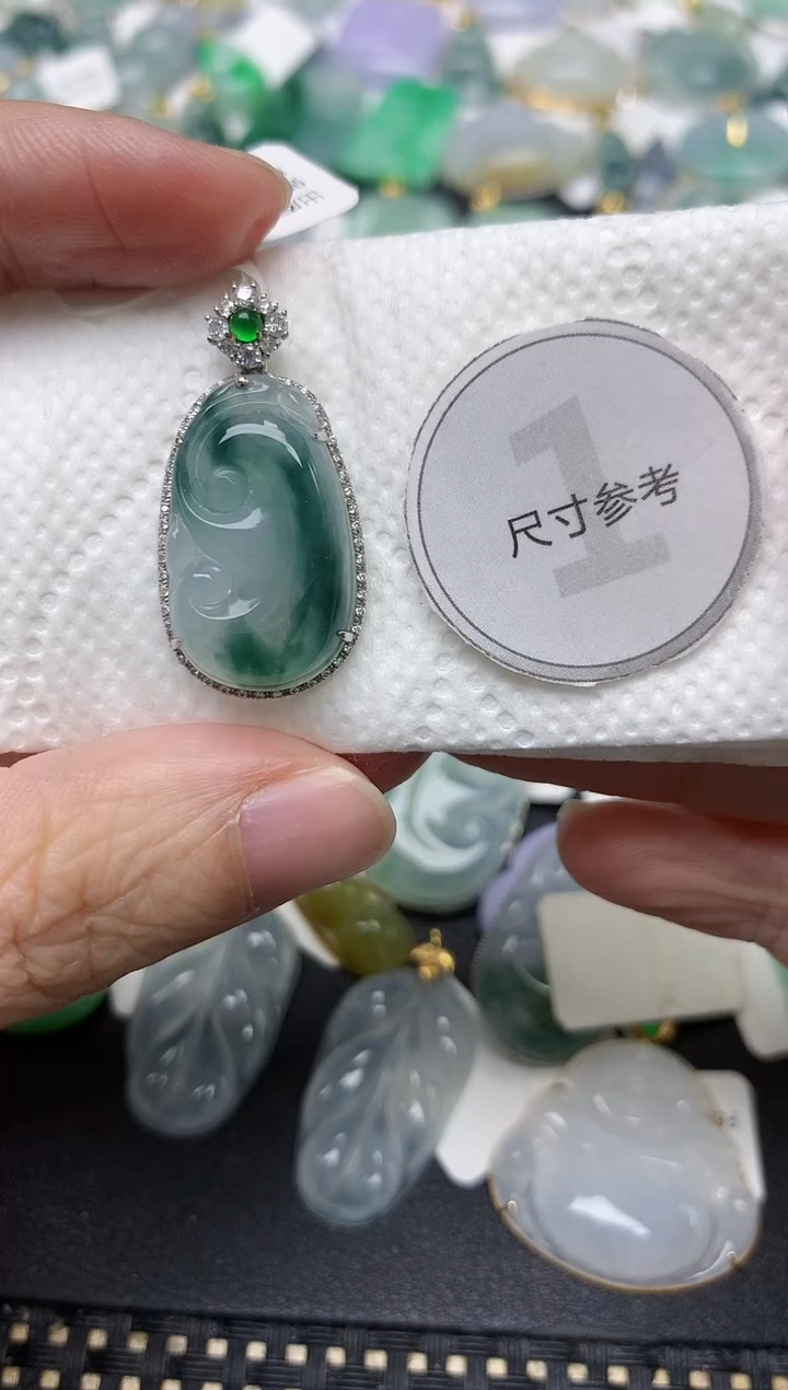 颈饰18K金镶嵌翡翠天然缅甸A货翡翠