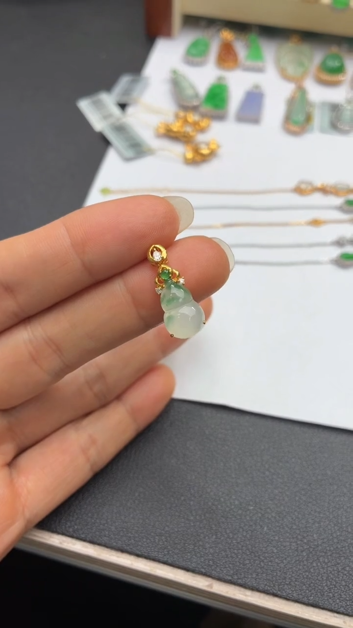 颈饰18K金镶嵌翡翠天然翡翠A货