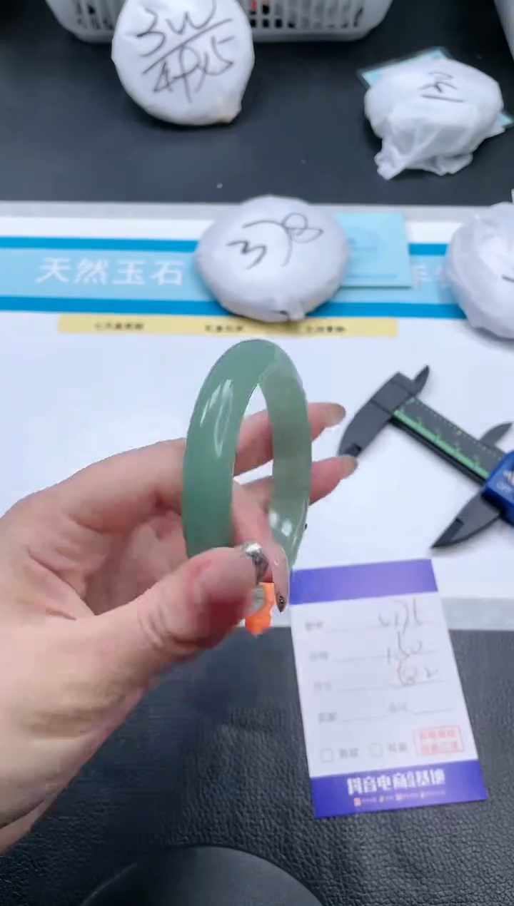 【闪购商品】石英质玉手镯未镶嵌12V175-58