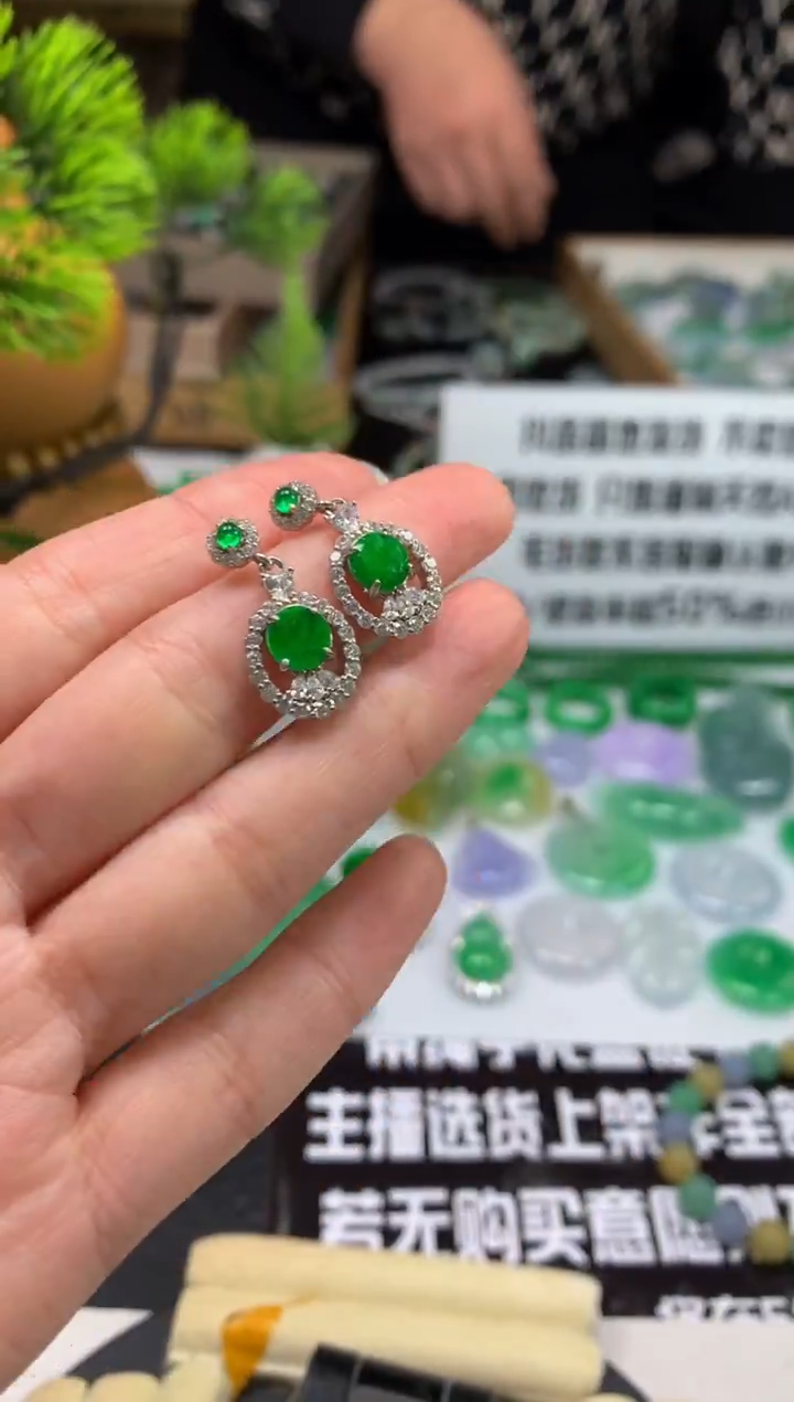 颈饰未镶嵌翡翠小*子---119479