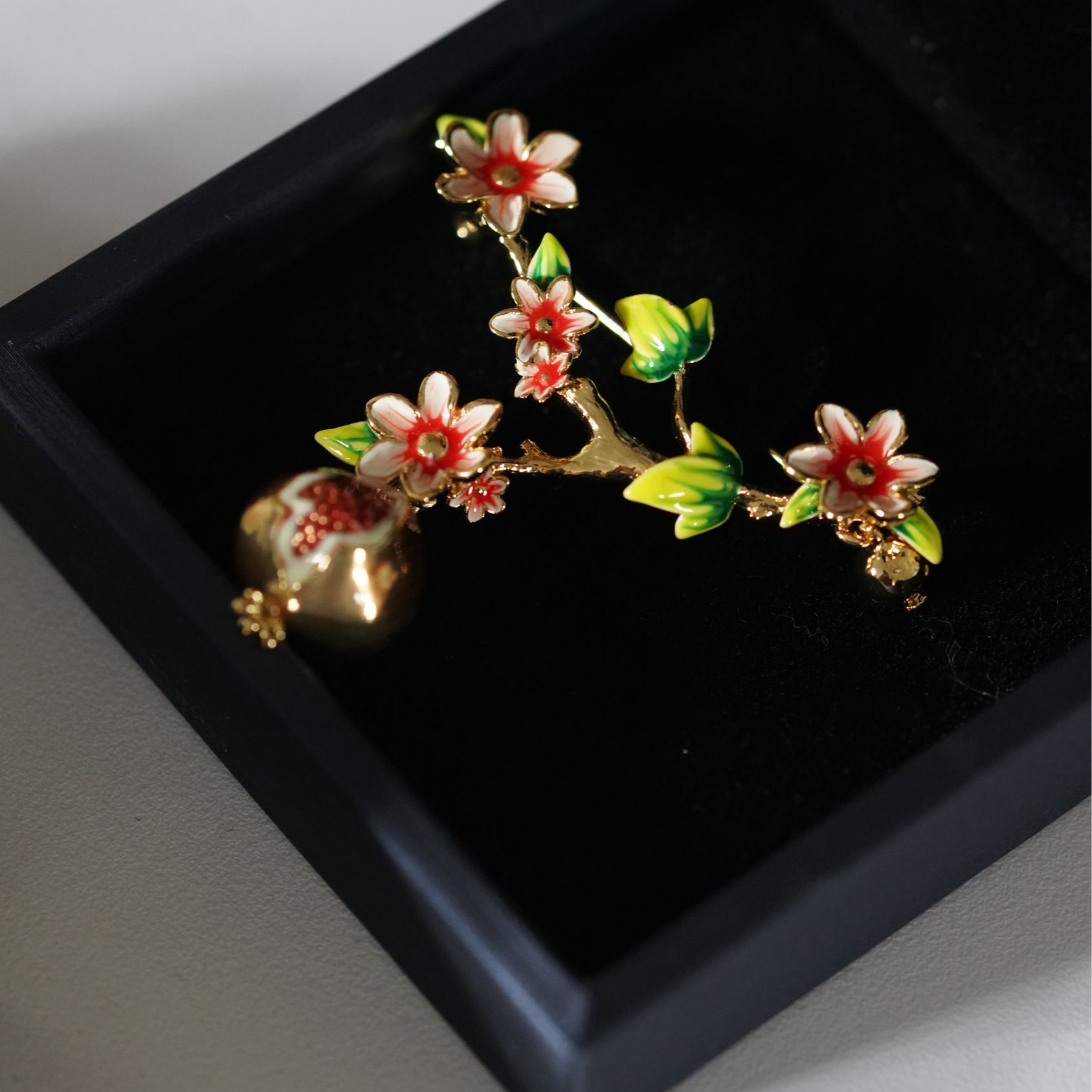 石榴原创设计金色女拼色胸针轻奢彩色圣诞欧若精灵风