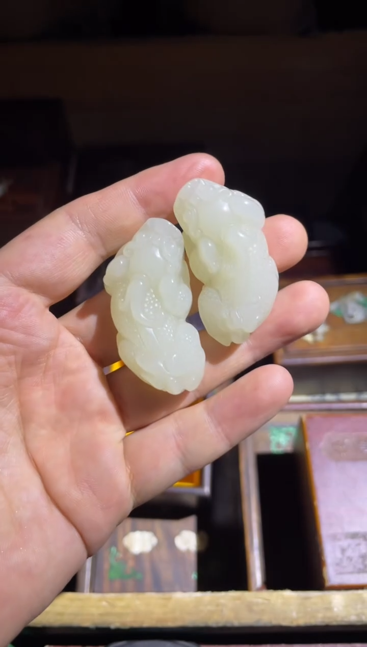和田玉未镶嵌颈饰白玉貔貅一对给