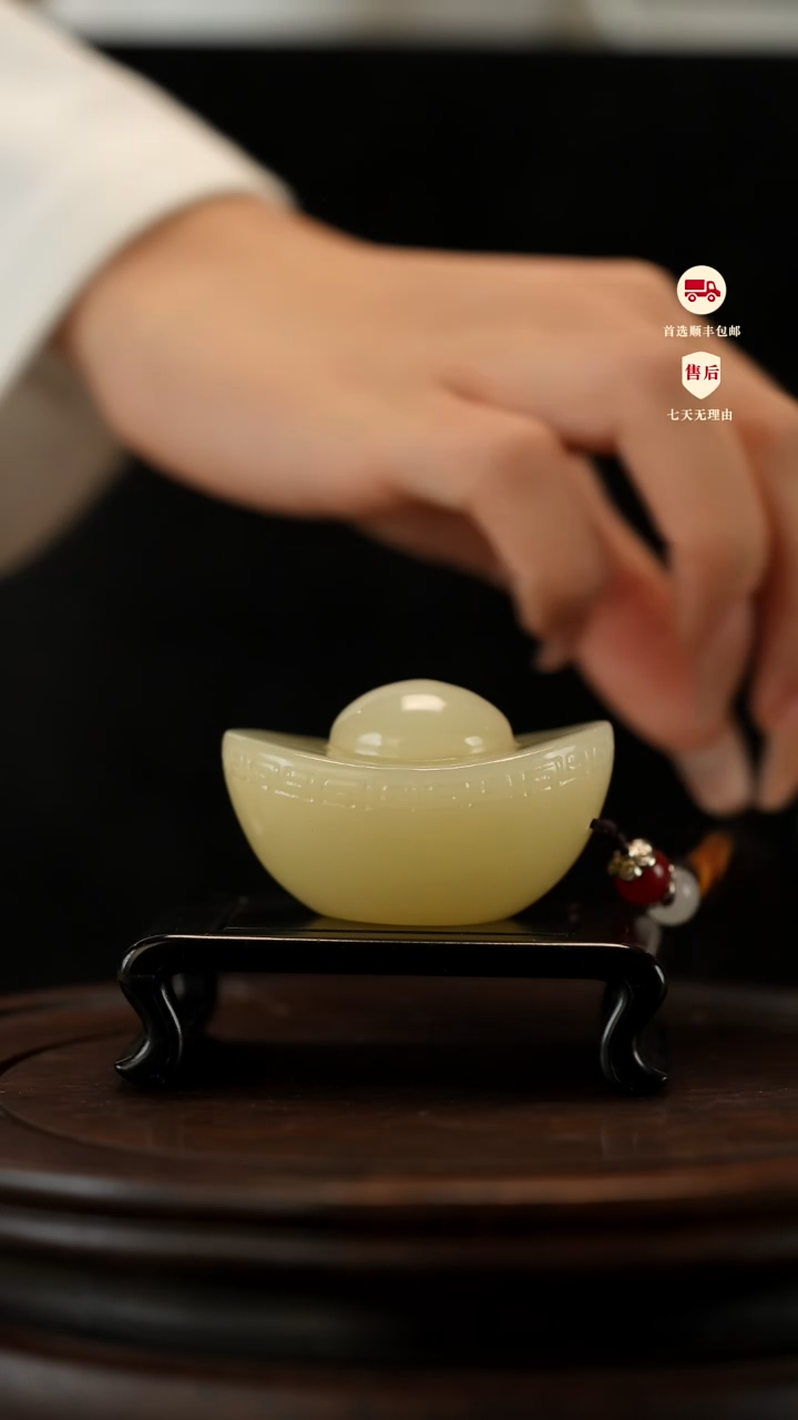 云南石竹叶青雕刻：元宝手把件摆件