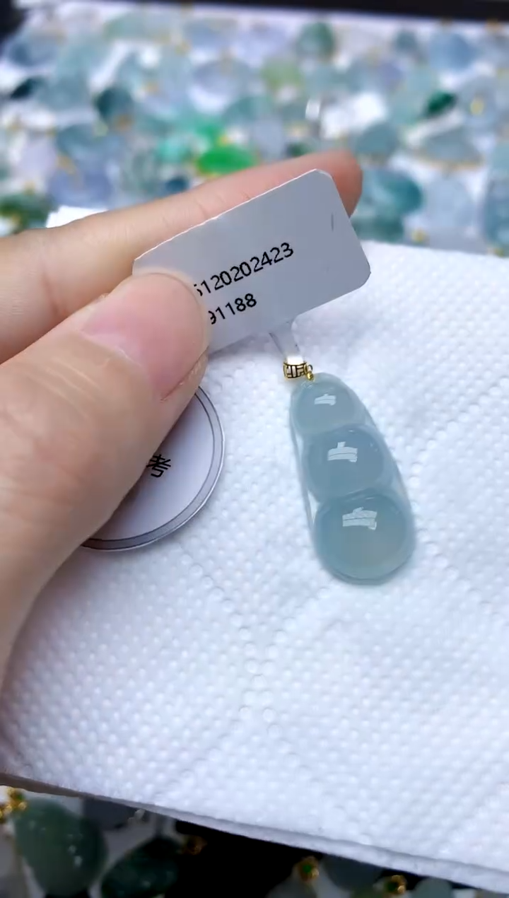 颈饰18K金镶嵌翡翠天然A货翡翠