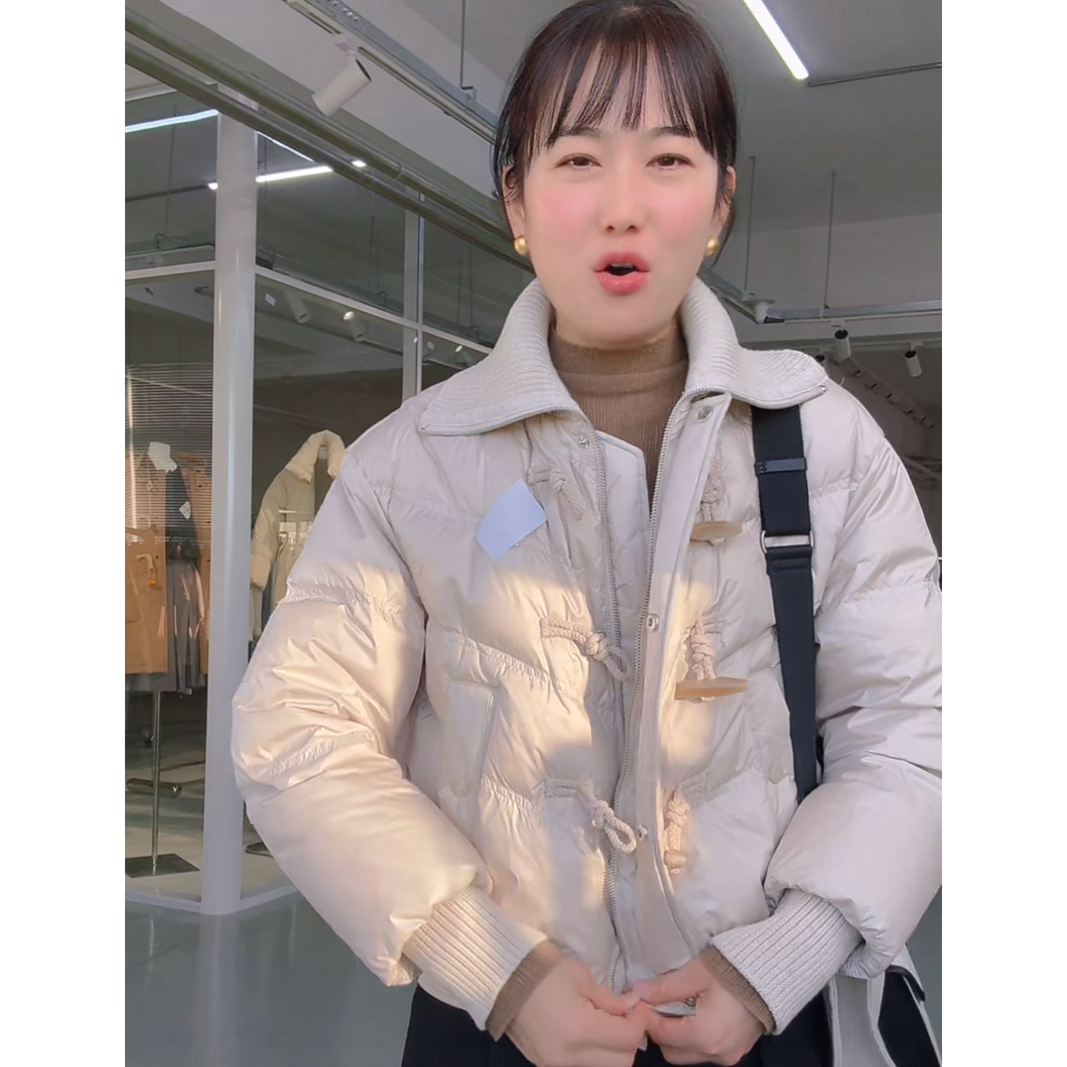 闪闪兒 元 内销原单 熊熊家牛角扣大翻领短款羽绒服99075