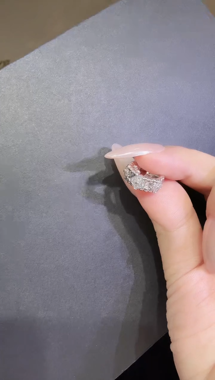 18K金镶嵌耳饰钻石万花筒耳拍