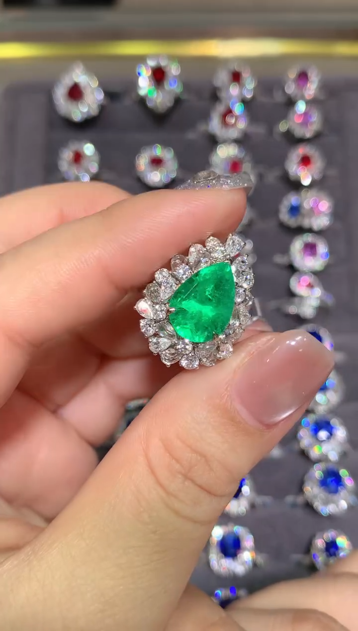 18K金镶嵌戒指祖母绿3.76CT