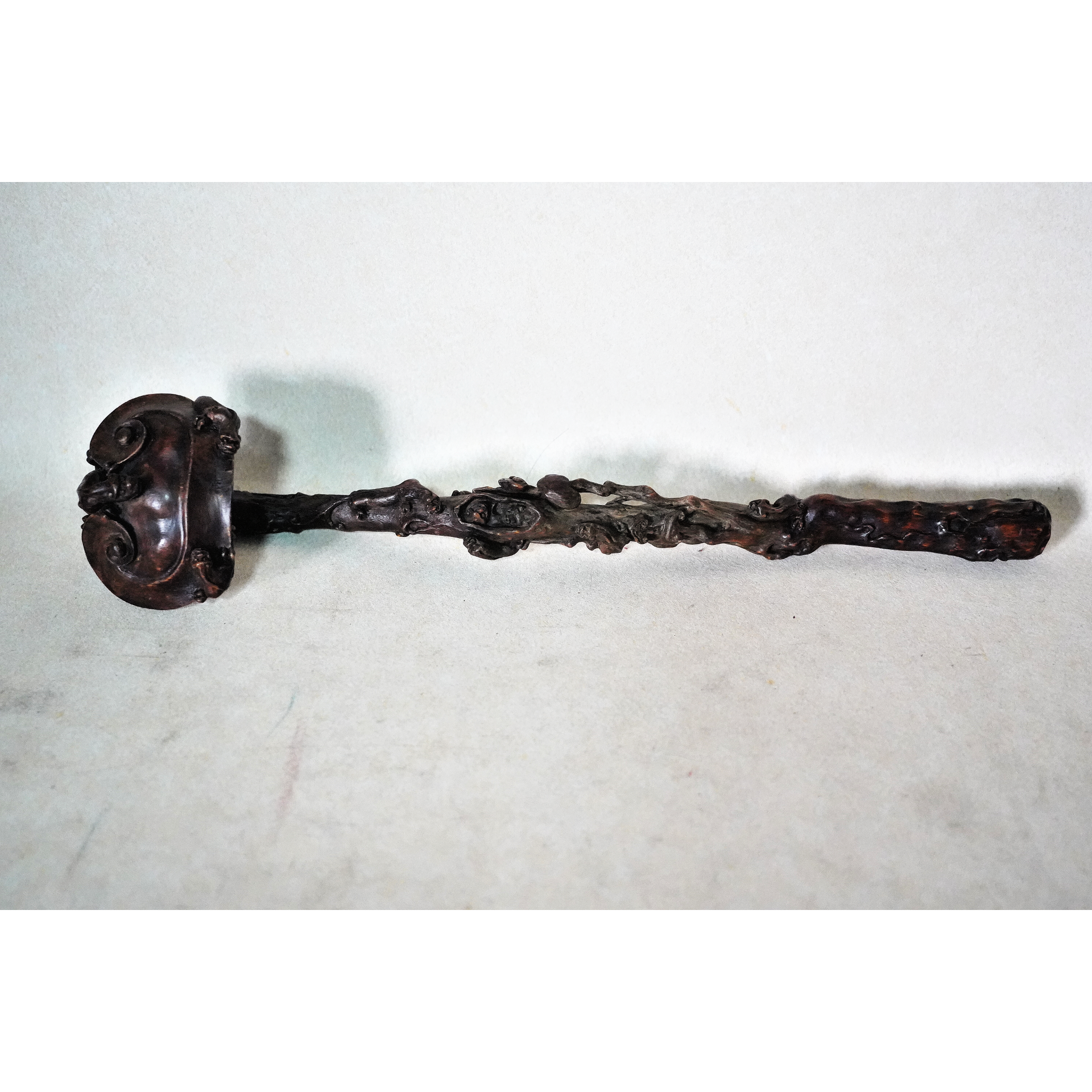 文华开物第130期拍品 8 清代 沉香雕灵芝螭龙纹如意