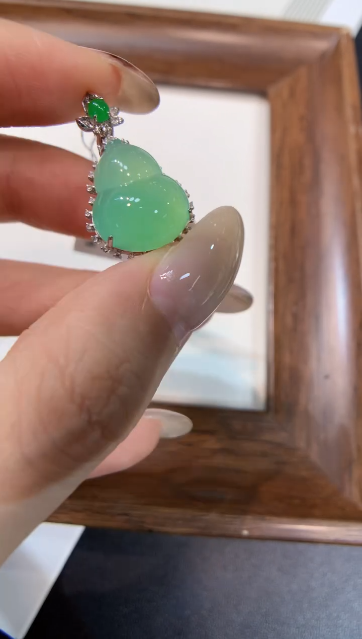 颈饰18K金镶嵌翡翠葫芦