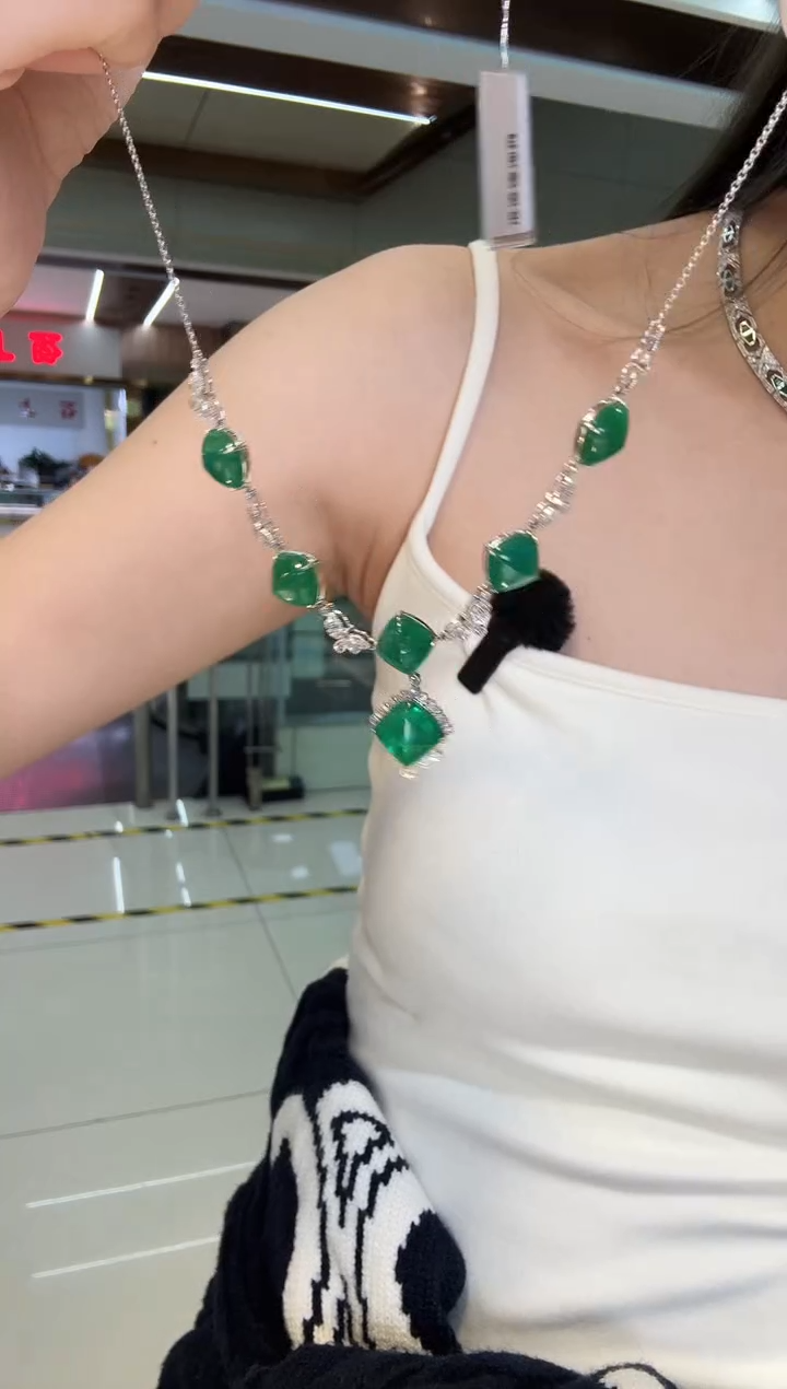 18K金镶嵌项链祖母绿18.50ct