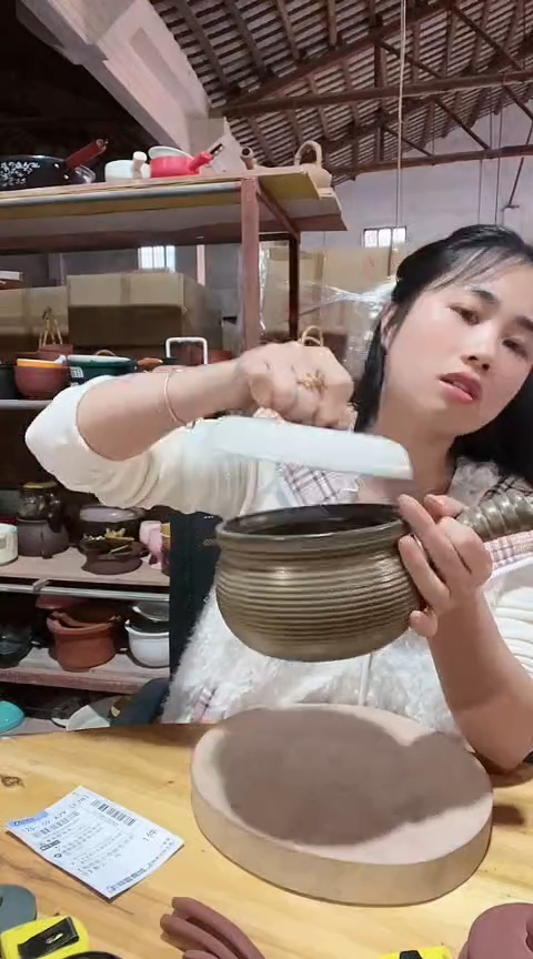 陶瑕疵大号咖色手把锅白盖