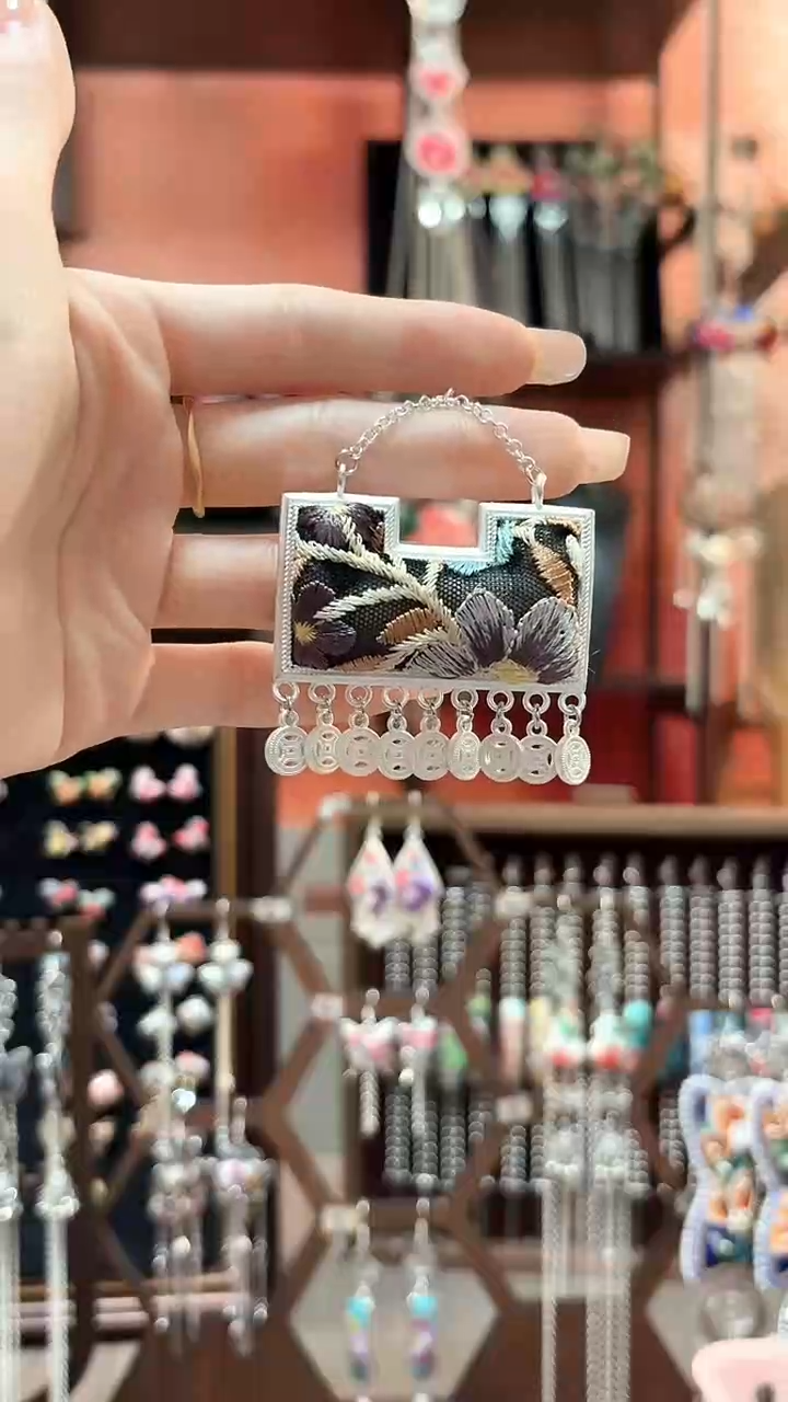 织绣云织谣民族风精美饰品   202