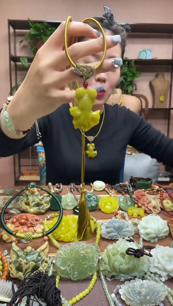 未镶嵌岫玉颈饰多样性发货发其中之一