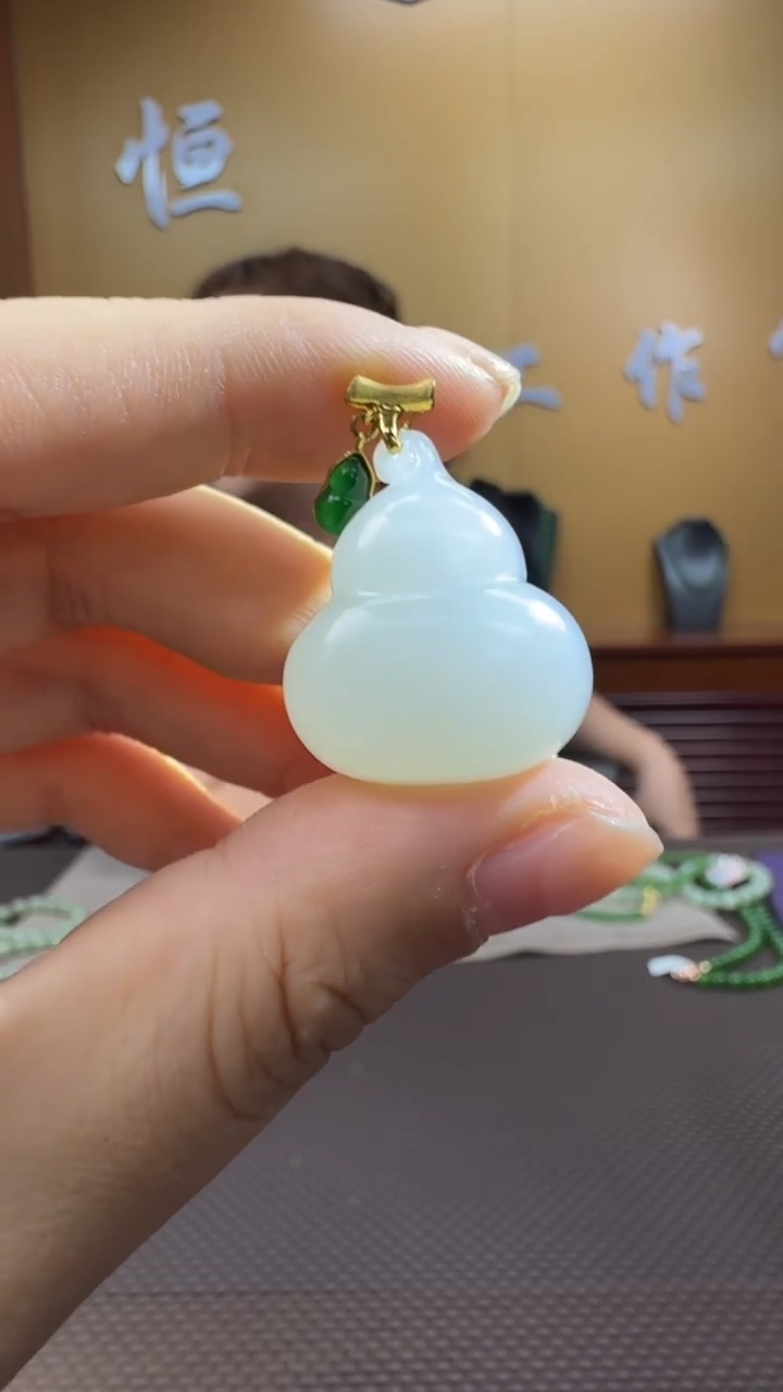 和田玉18K金镶嵌颈饰挂件