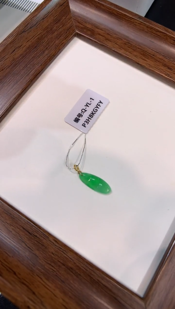颈饰18K金镶嵌翡翠福豆