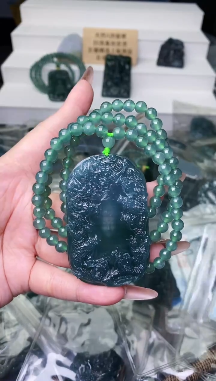 颈饰未镶嵌翡翠 