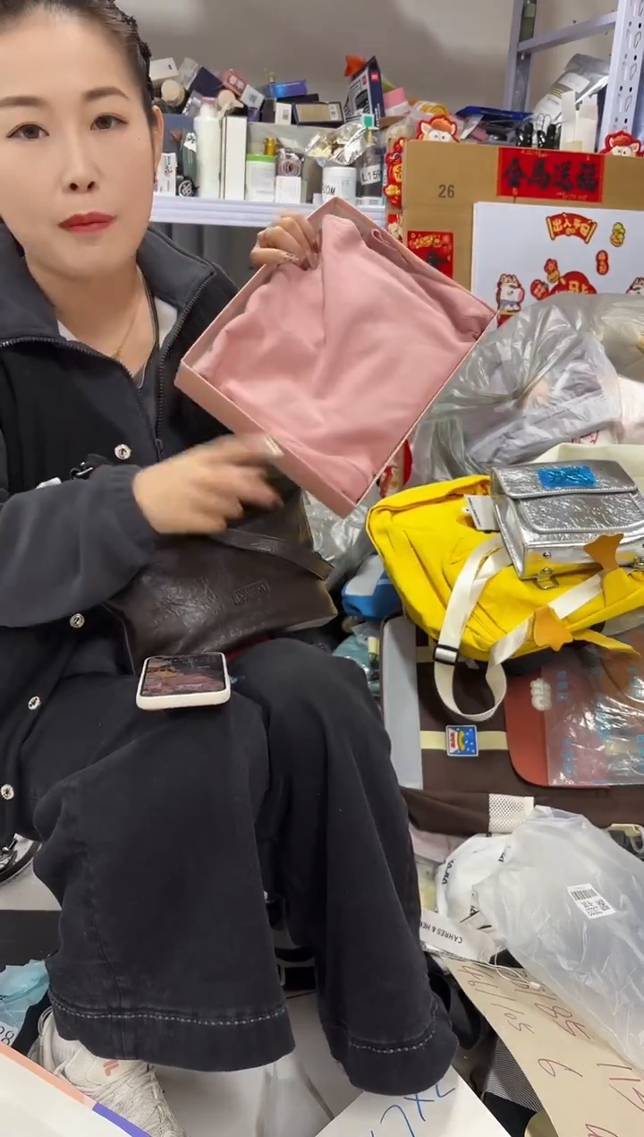 PU上车啦 宝宝们抓紧时间去下方链接拍吧发一件粉色小高领打底衣