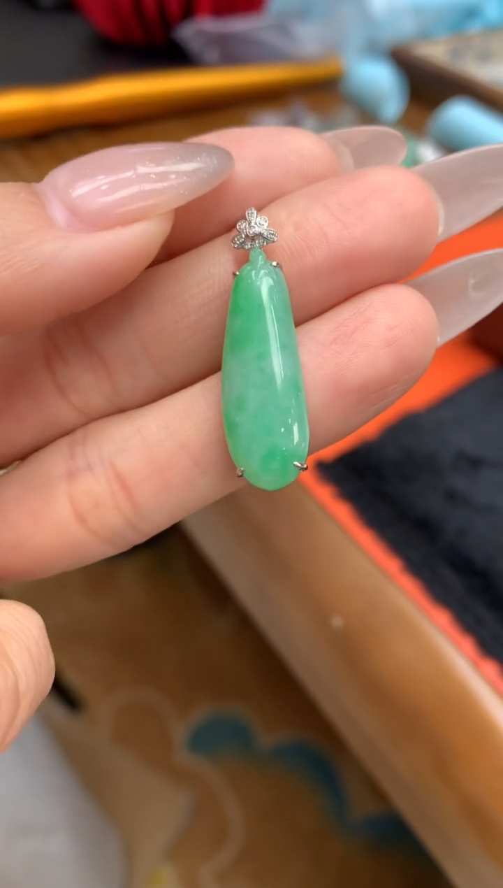 【闪购商品】翡翠颈饰18K金镶嵌福瓜吊坠