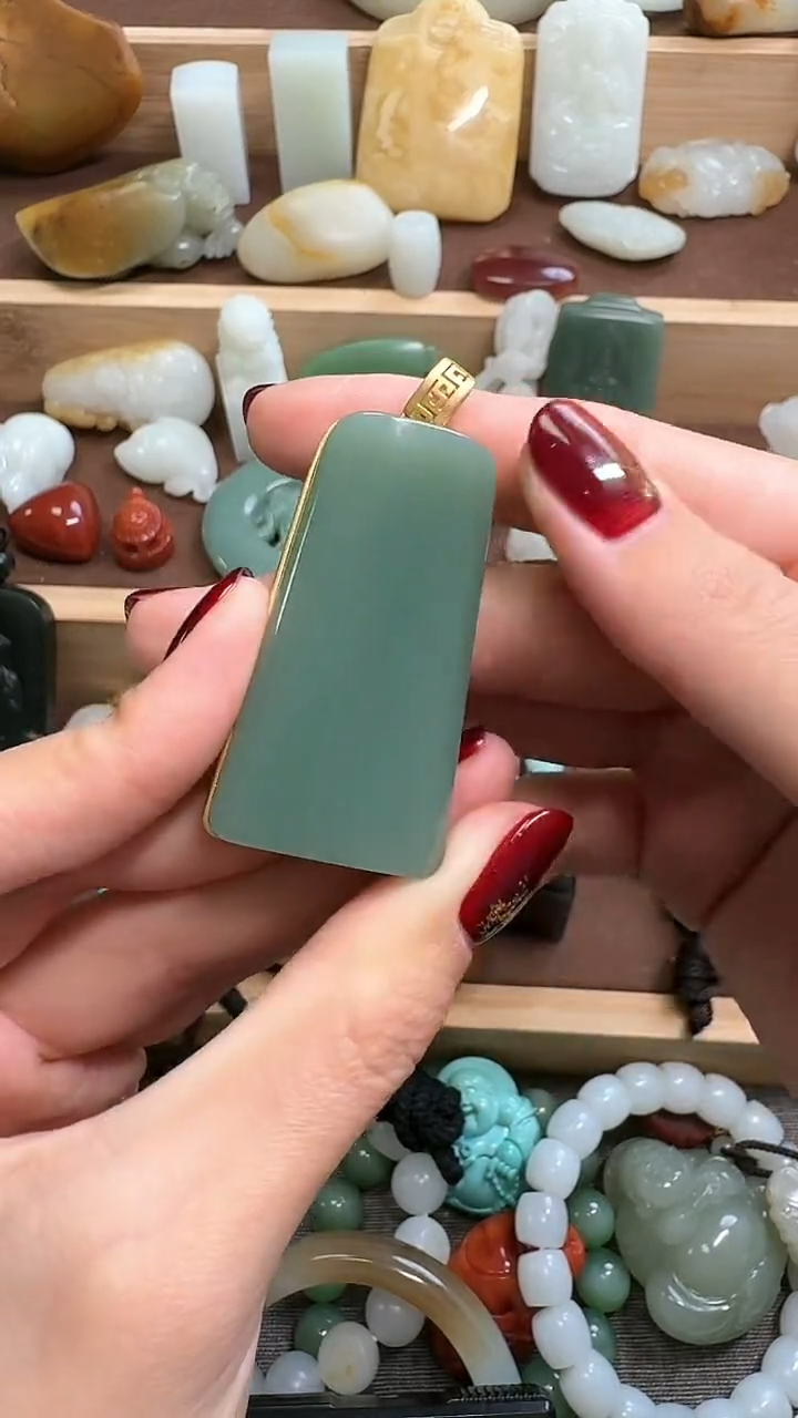 【闪购商品】和田玉颈饰18K金镶嵌牌子