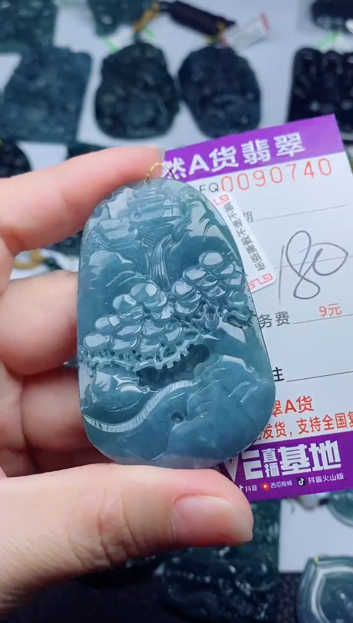 翡翠未镶嵌颈饰            