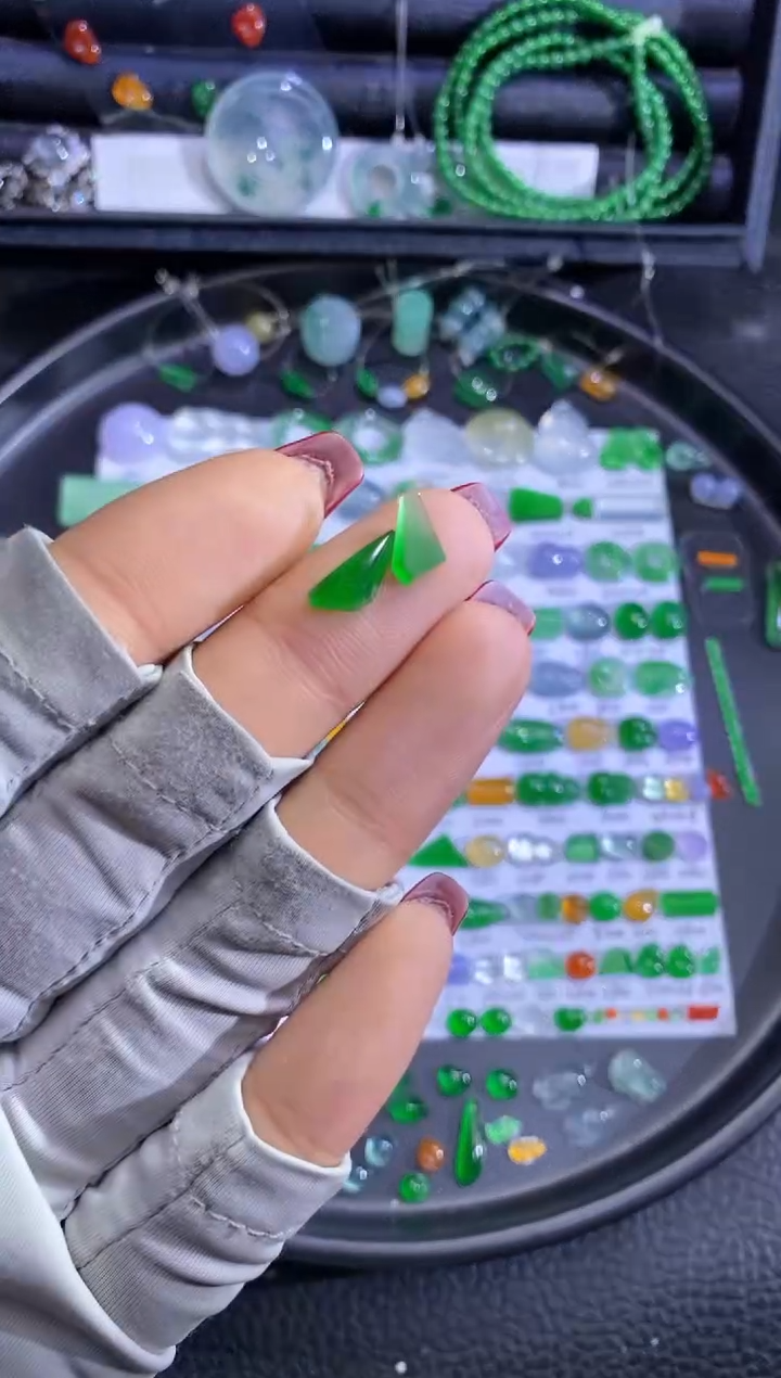 未镶嵌挂件翡翠切割