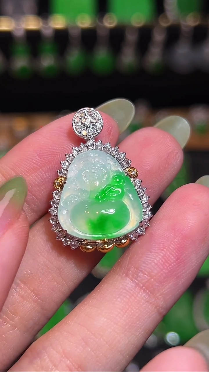 颈饰18K金镶嵌翡翠吊坠